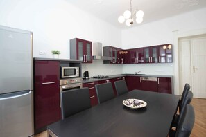 Appartement, 3 chambres | Cuisine privée | Réfrigérateur, four à micro-ondes, surface de cuisson, lave-vaisselle