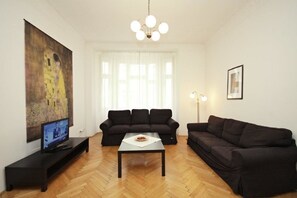 Appartement, 2 chambres | Salle de séjour | Téléviseur à écran plat
