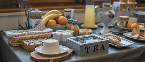Un bufé de desayuno con diversas opciones de comida y una estación de té.