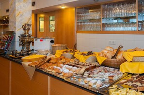 Tägliches Frühstücksbuffet gegen Gebühr