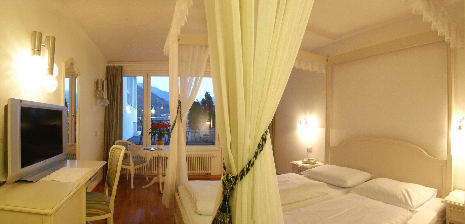 Schreibtisch, Babybetten, kostenloses WLAN, Bettwäsche