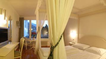 Schreibtisch, Babybetten, kostenloses WLAN, BettwÀsche