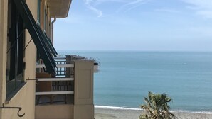 Un edificio con balcón con vista a la playa.