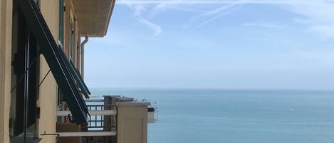 Habitación con 1 cama matrimonial o 2 individuales, vista parcial al mar | Vista a la playa o el mar