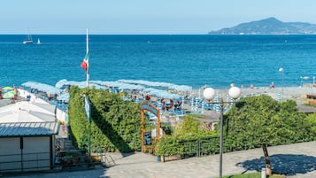 Playa privada, sillas reclinables de playa, sombrillas, toallas de playa