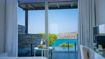Camera Deluxe, piscina privata, vista mare | Minibar, una cassaforte in camera, insonorizzazione, ferro/asse da stiro