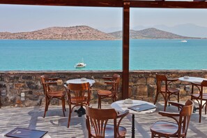 2 restaurants, servant le déjeuner et le dîner; cuisine locale