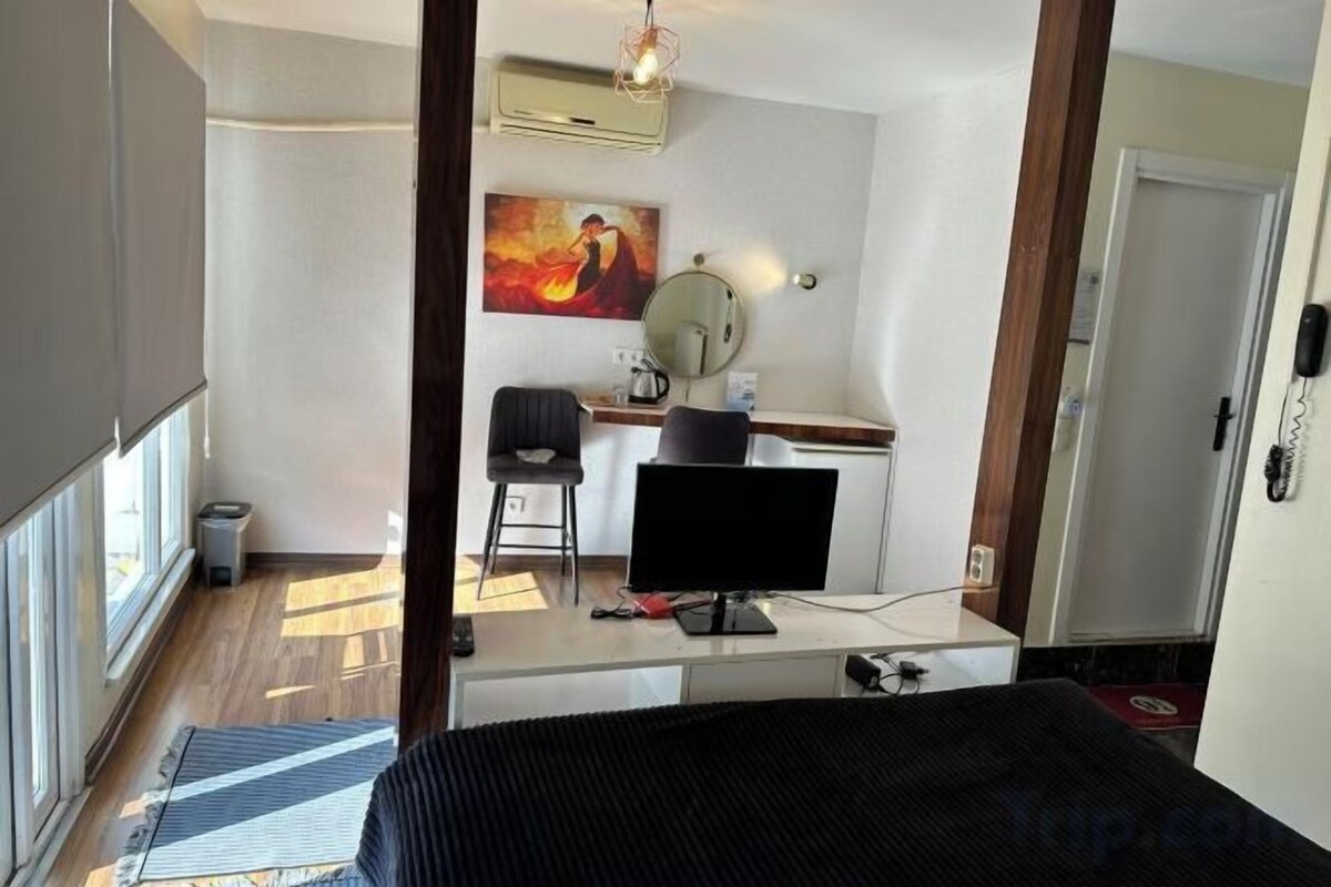 Premium bedding, desk, cribs (surcharge), WiFi (free)