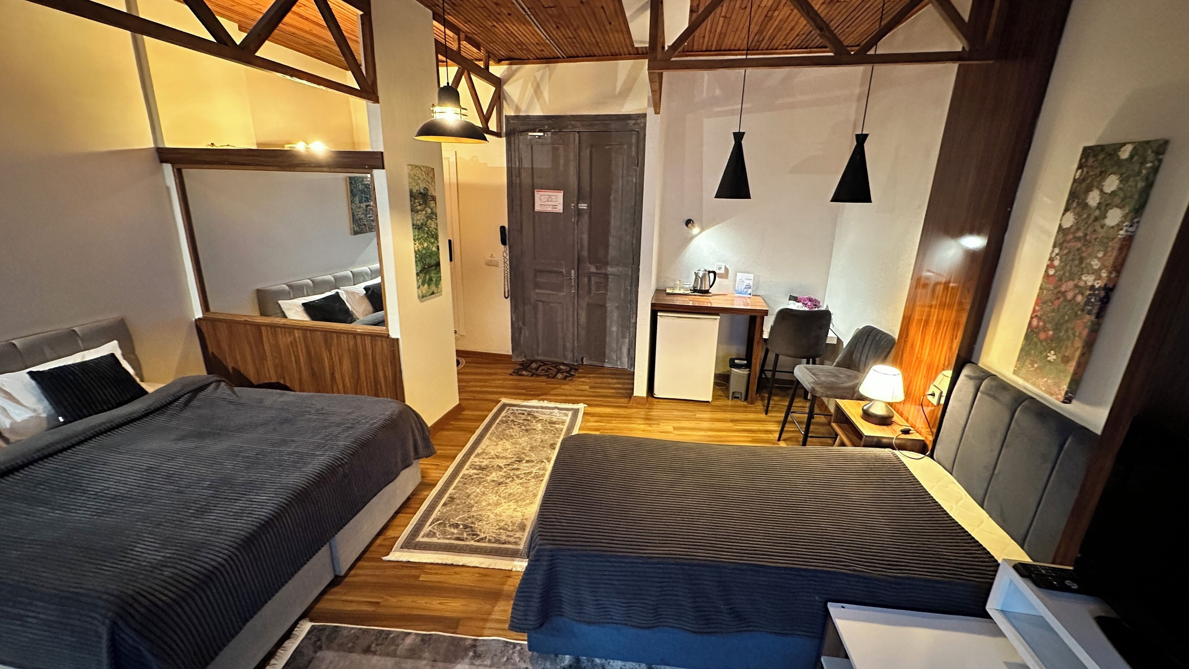 Ropa de cama de alta calidad, escritorio, cunas y wifi gratis 