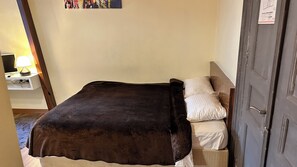 Standard Studio | Premium bedding, desk, cots/infant beds, free WiFi - New Pera (Istanbul)