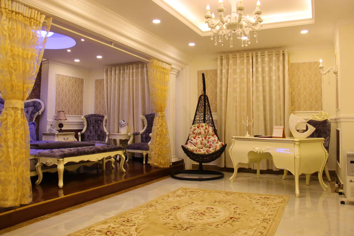 Premier Suite | Minibar, in-room safe, desk, soundproofing