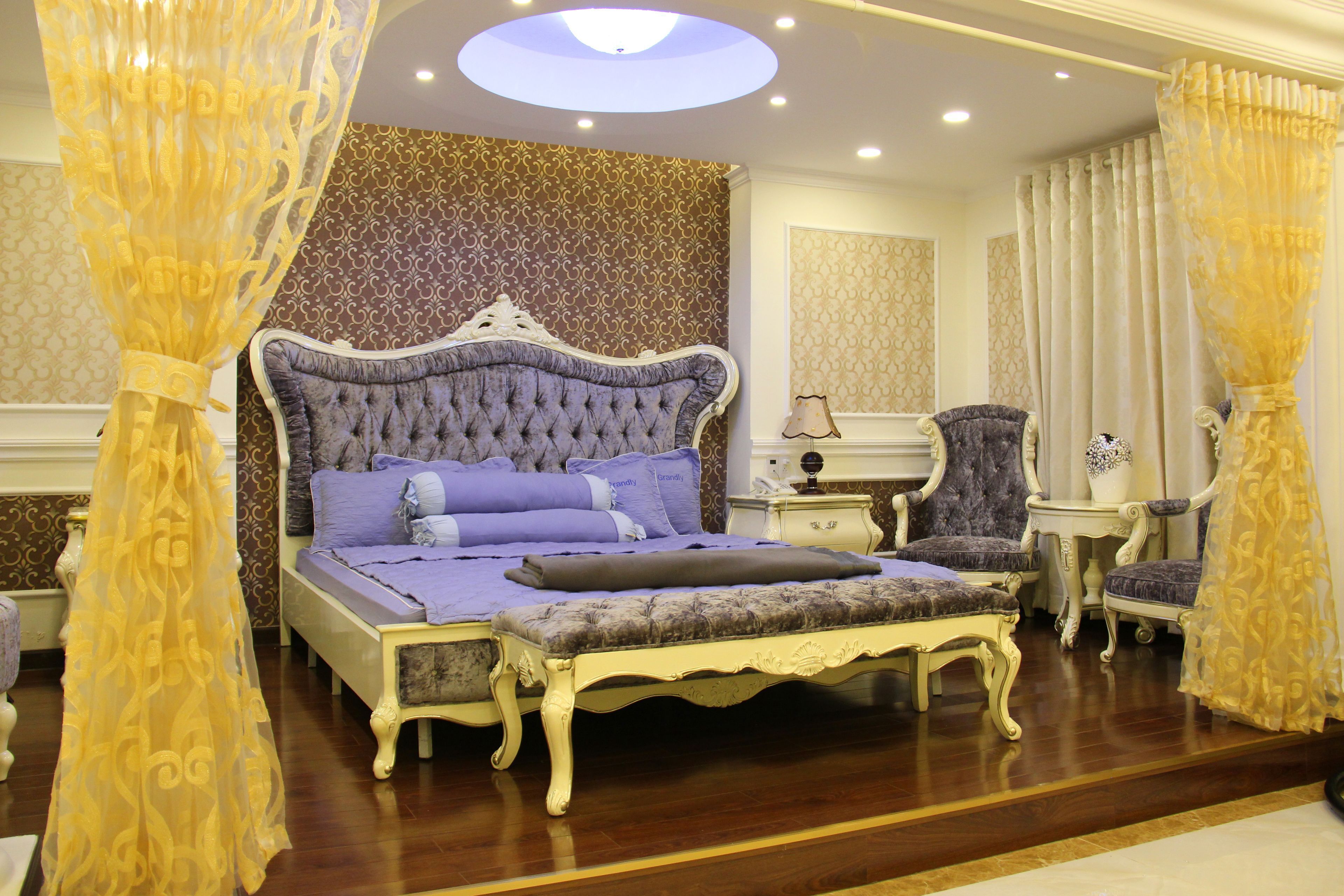 Een minibar, een kluis op de kamer, een bureau, geluiddichte muren