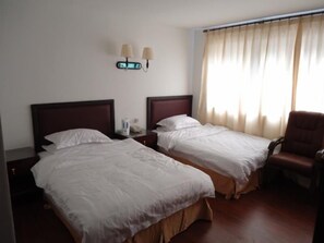 Escritorio, cortinas blackout y tabla de planchar con plancha