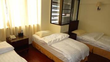 Escrivaninha, cortinas blackout, ferros/tábuas de passar roupa