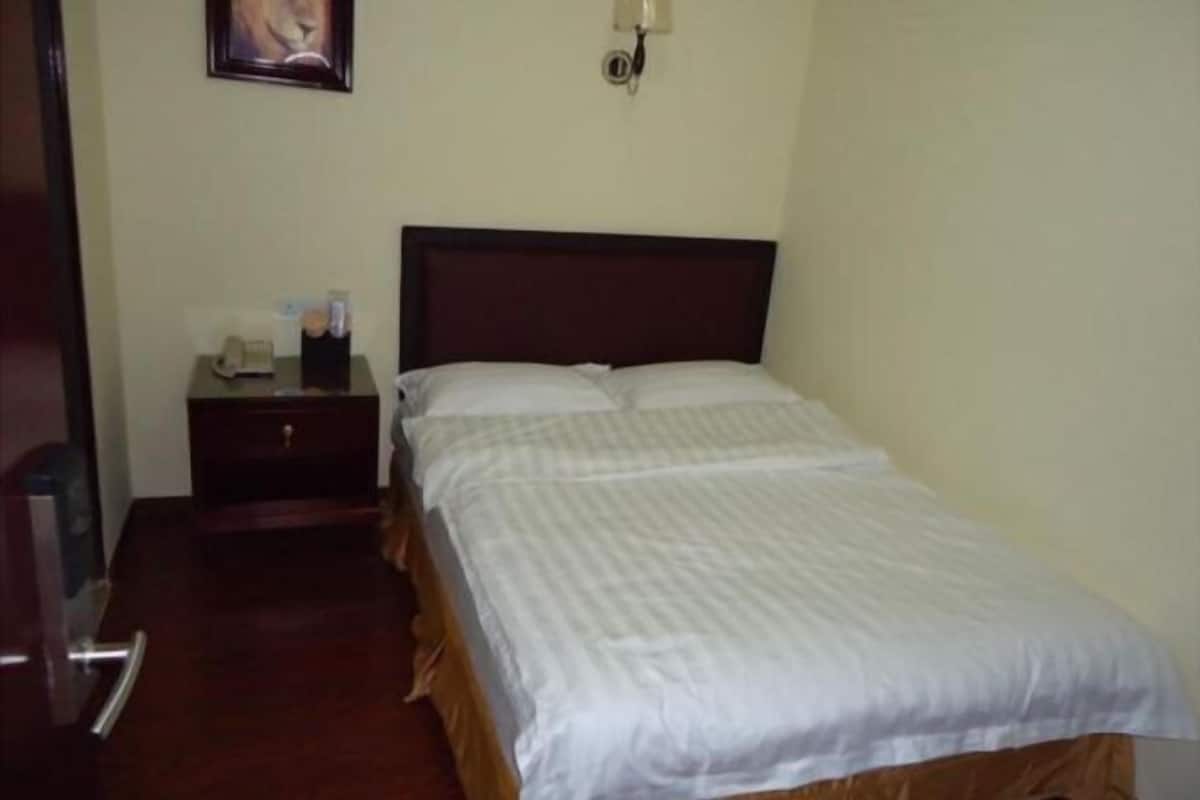 Meja, langsir/tirai gelap terus, seterika/papan seterika, Wi-fi percuma