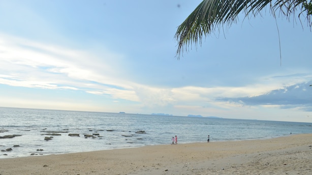 A beach with a clear sky and calm sea. - Lanta Darawadee Resort (Ko Lanta)