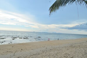 A beach with a clear sky and calm sea. - Lanta Darawadee Resort (Ko Lanta)