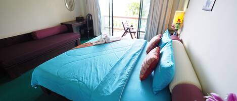 Desk, soundproofing, free WiFi