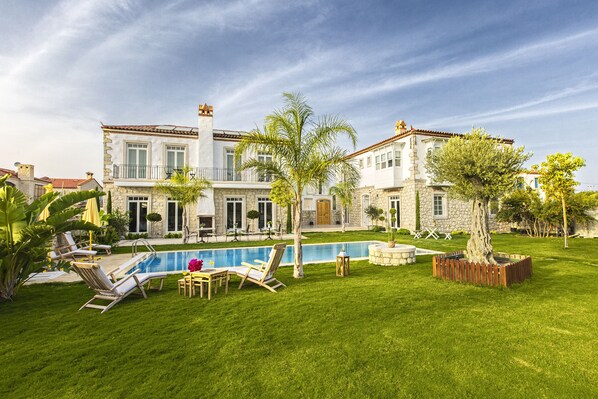 Outdoor pool, pool umbrellas, sun loungers