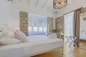 Superior Tek Büyük veya İki Ayrı Yataklı Oda | Kaliteli yatak takımı, minibar, odada kasa, ses yalıtımı 