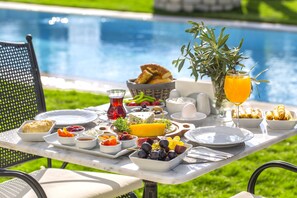 Free daily cooked-to-order breakfast