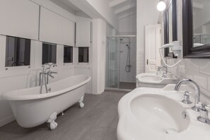 Deluxe Room, Fireplace | Bathroom | Free toiletries, hair dryer, slippers, towels - Alacati Casa Bella (Cesme)