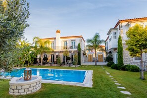Outdoor pool, pool umbrellas, sun loungers