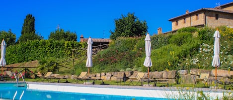 Piscine extérieure, parasols de plage, chaises longues