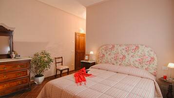 Premium bedding, in-room safe, rollaway beds, free WiFi