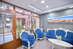 Lobby sitting area - Unique Suite Hotel (Istanbul)