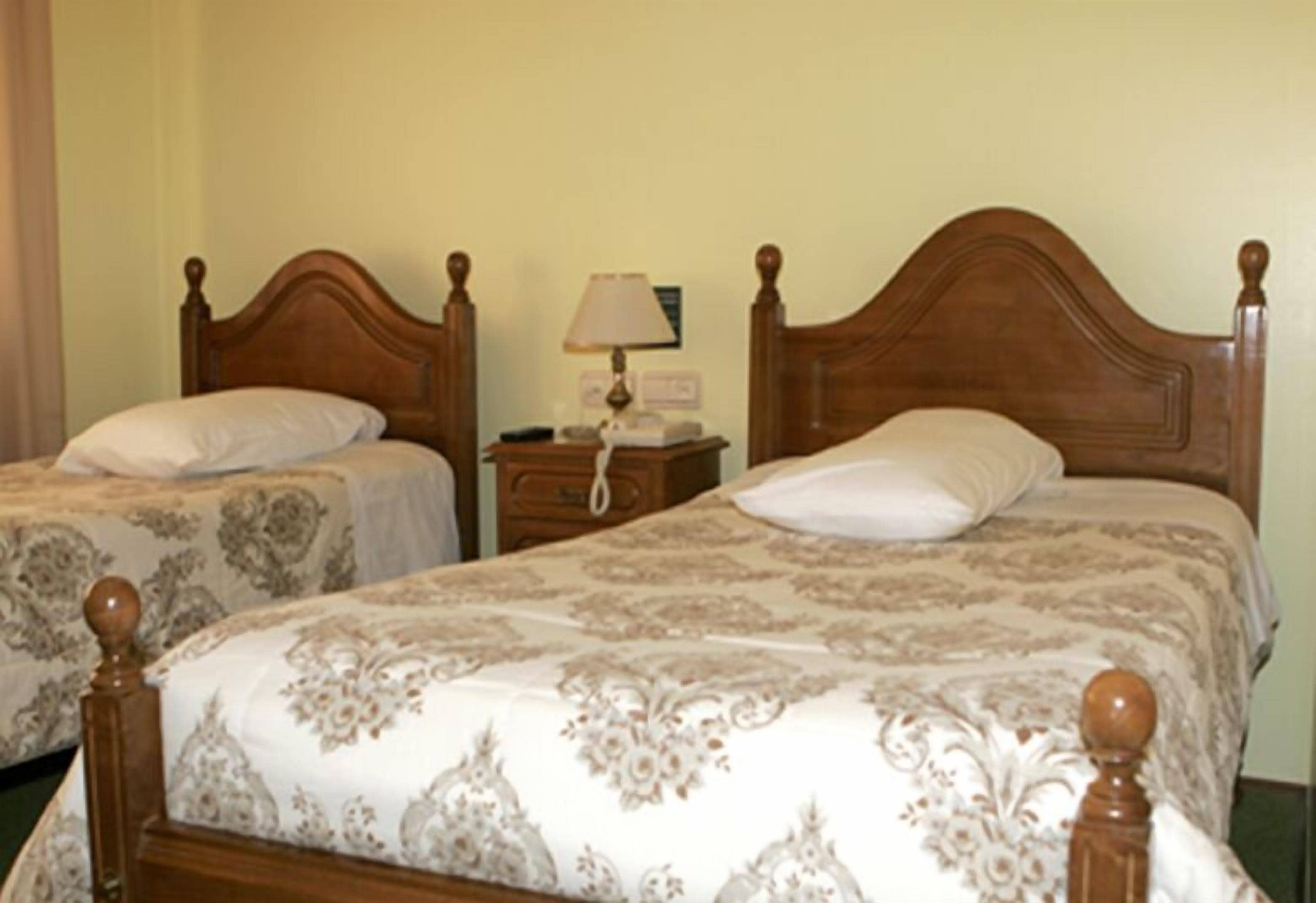 Habitación doble | Caja fuerte, escritorio, cortinas opacas y tabla de planchar con plancha