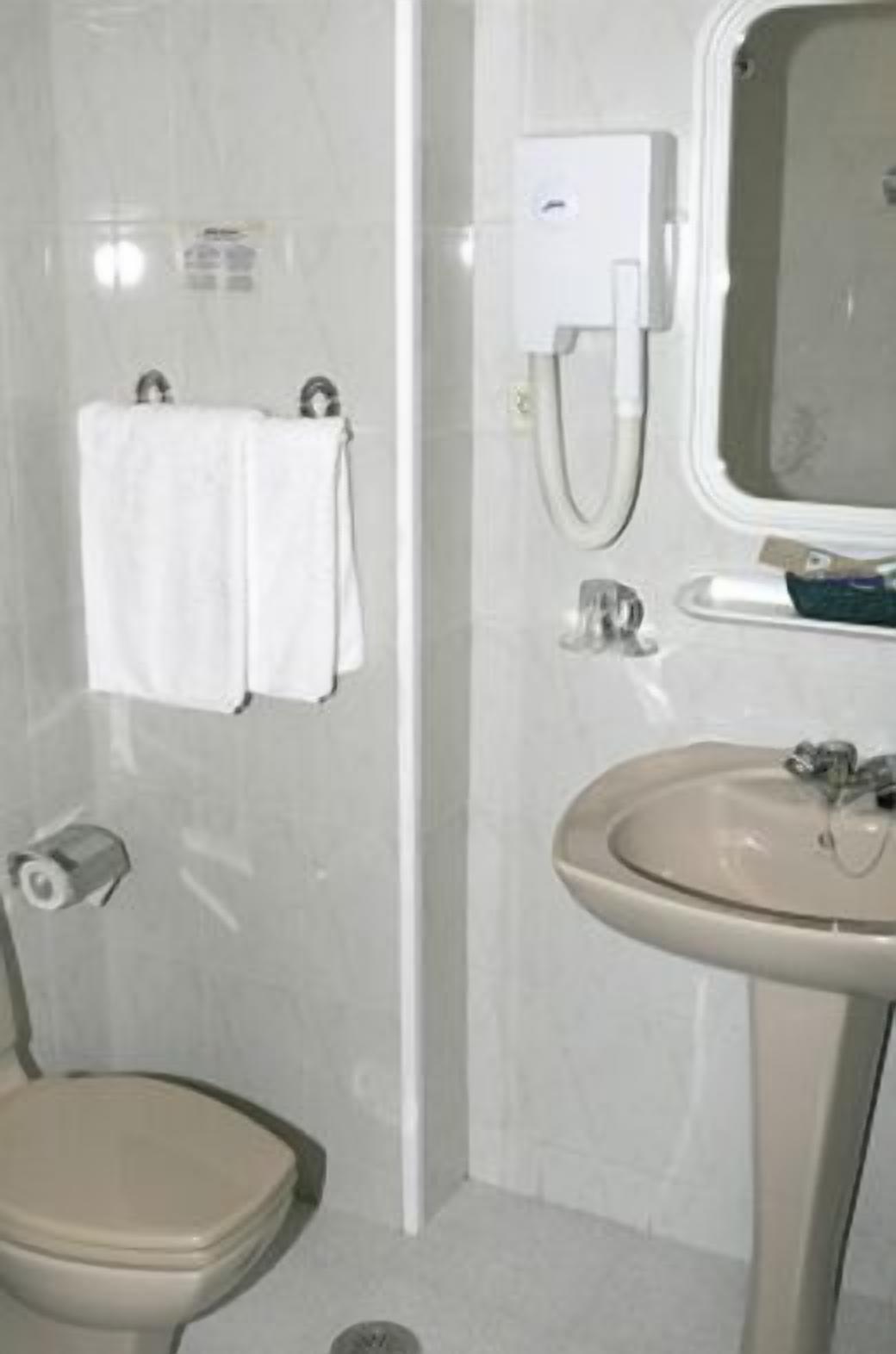 Habitación Premium doble | Baño | Ducha y bañera combinadas y artículos de higiene personal gratuitos
