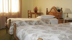 Zimmersafe, Schreibtisch, Verdunkelungsvorhänge, Bügeleisen/Bügelbrett