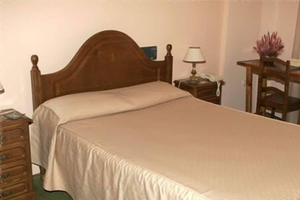 Double Room, Jetted Tub | In-room safe, desk, blackout drapes, iron/ironing board