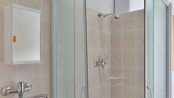 Shower, free toiletries, towels