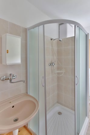 Douche, articles de toilette gratuits, serviettes fournies