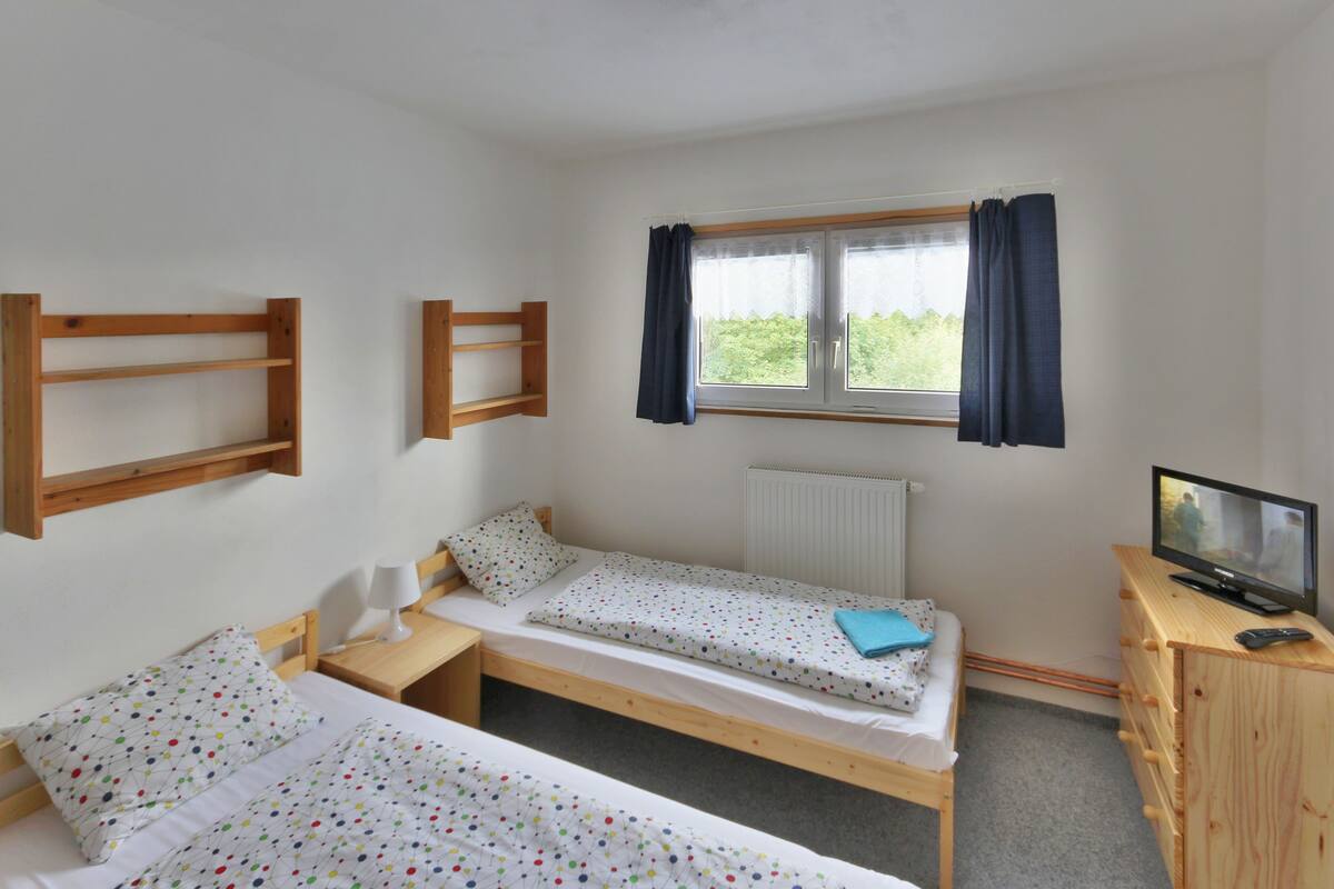 Bureau, chambres insonorisées, lits bébé (gratuits), Wi-Fi gratuit