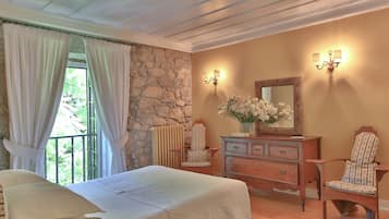 Quarto casal luxo, banheira | Wi-Fi de cortesia, roupa de cama