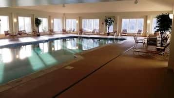 Piscine couverte, chaises longues