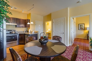 Een 42-inch flatscreentelevisie met kabelzenders en een televisie