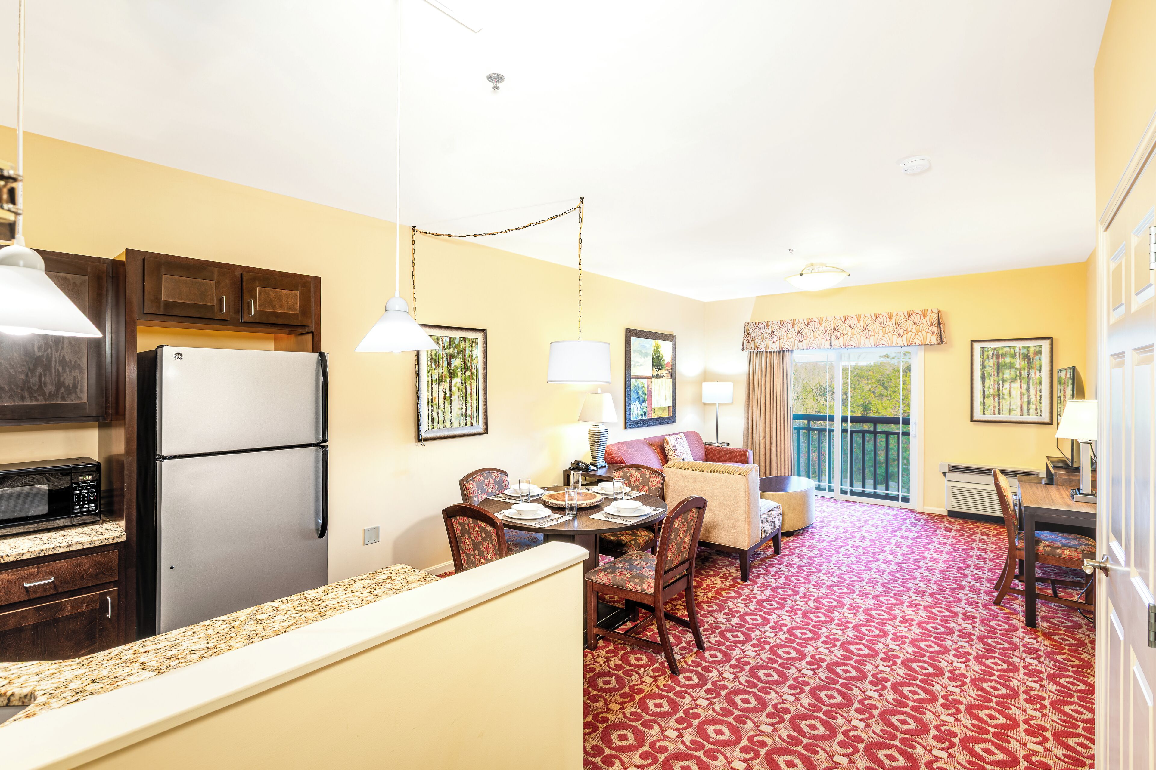 1 多间卧室、客房内保险箱、办公桌、熨斗/熨衣板