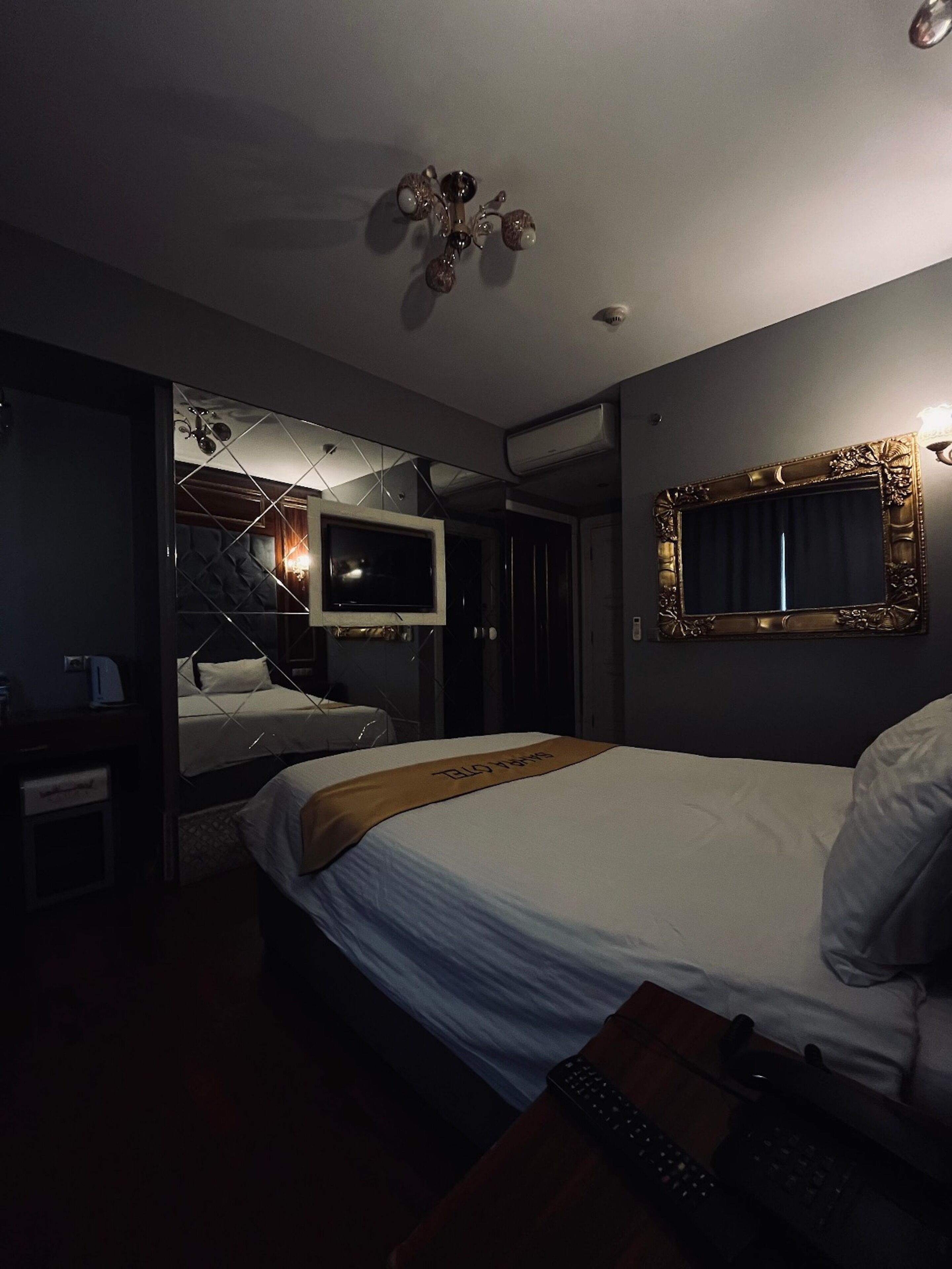 1 sovrum, minibar, skrivbord och ljudisolering