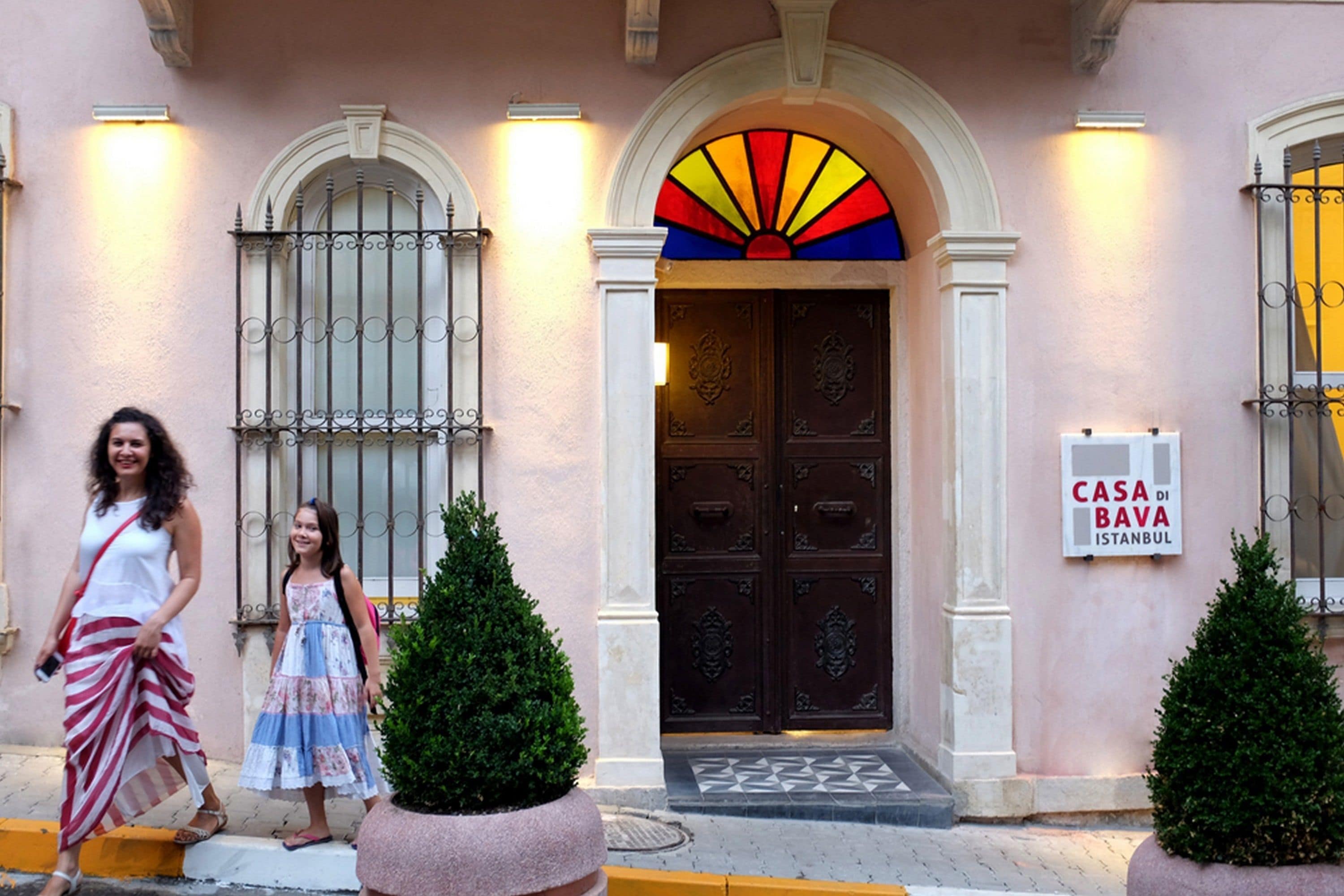 Un edificio con un letrero que dice "CASA DI BAVA ISTANBUL" y una puerta grande y ornamentada.