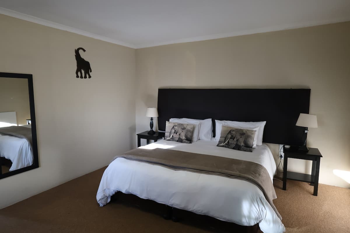 Chambre Deluxe double, 1 très grand lit, accessible aux personnes à mobilité réduite | Draps en coton égyptien, literie de qualité, bureau