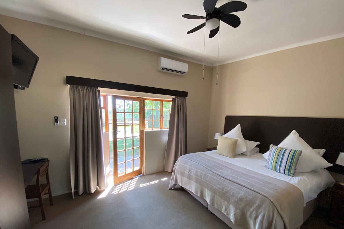 Deluxe Cottage | Egyptian cotton sheets, premium bedding, individually decorated