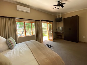 Egyptian cotton sheets, premium bedding, desk, blackout curtains - Lanseria Country Estate (Lanseria)