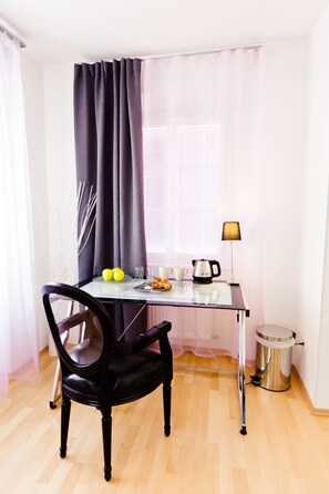 Suite | Minibar, safe på rommet, skrivebord og strykejern/-brett