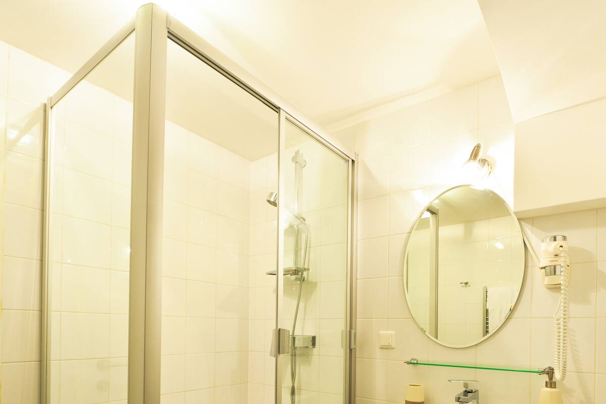 Suite | Bathroom shower