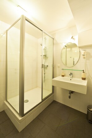 Suite | Bathroom shower - VOX Design Hotel (Vienna)