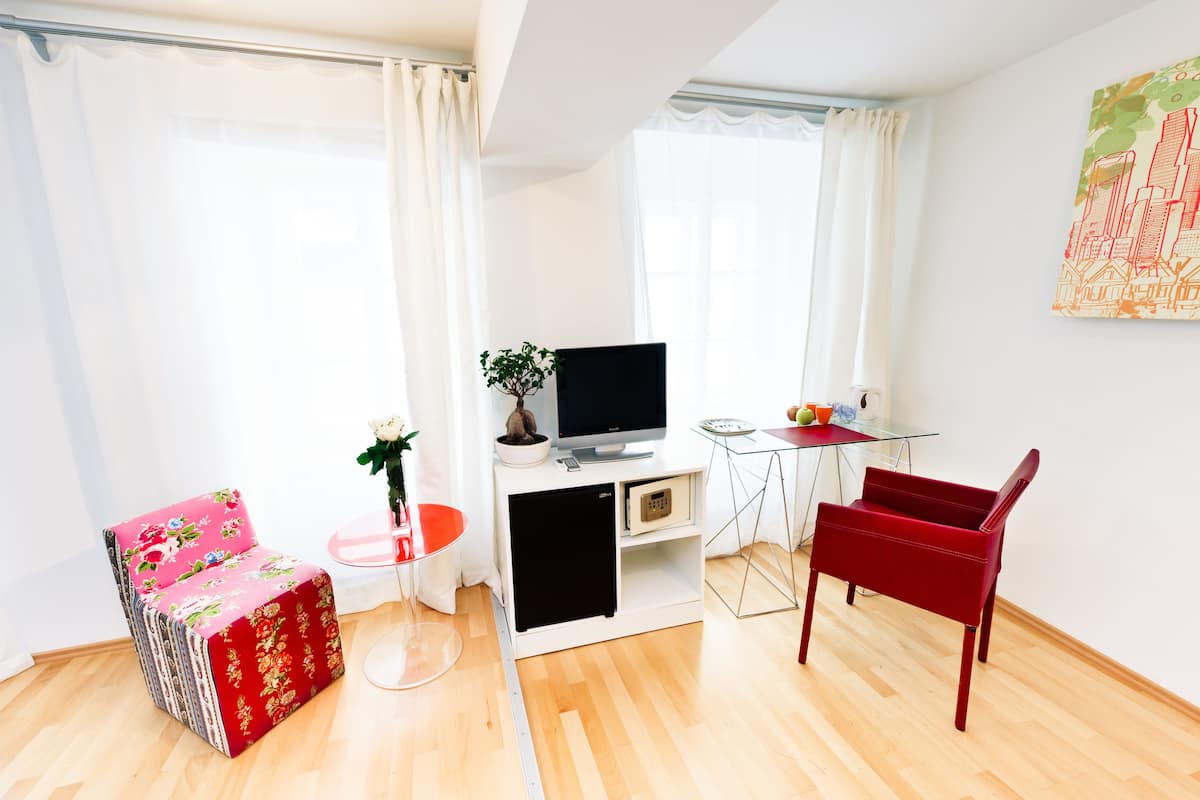 Habitación doble | Minibar, caja de seguridad en la habitación y escritorio